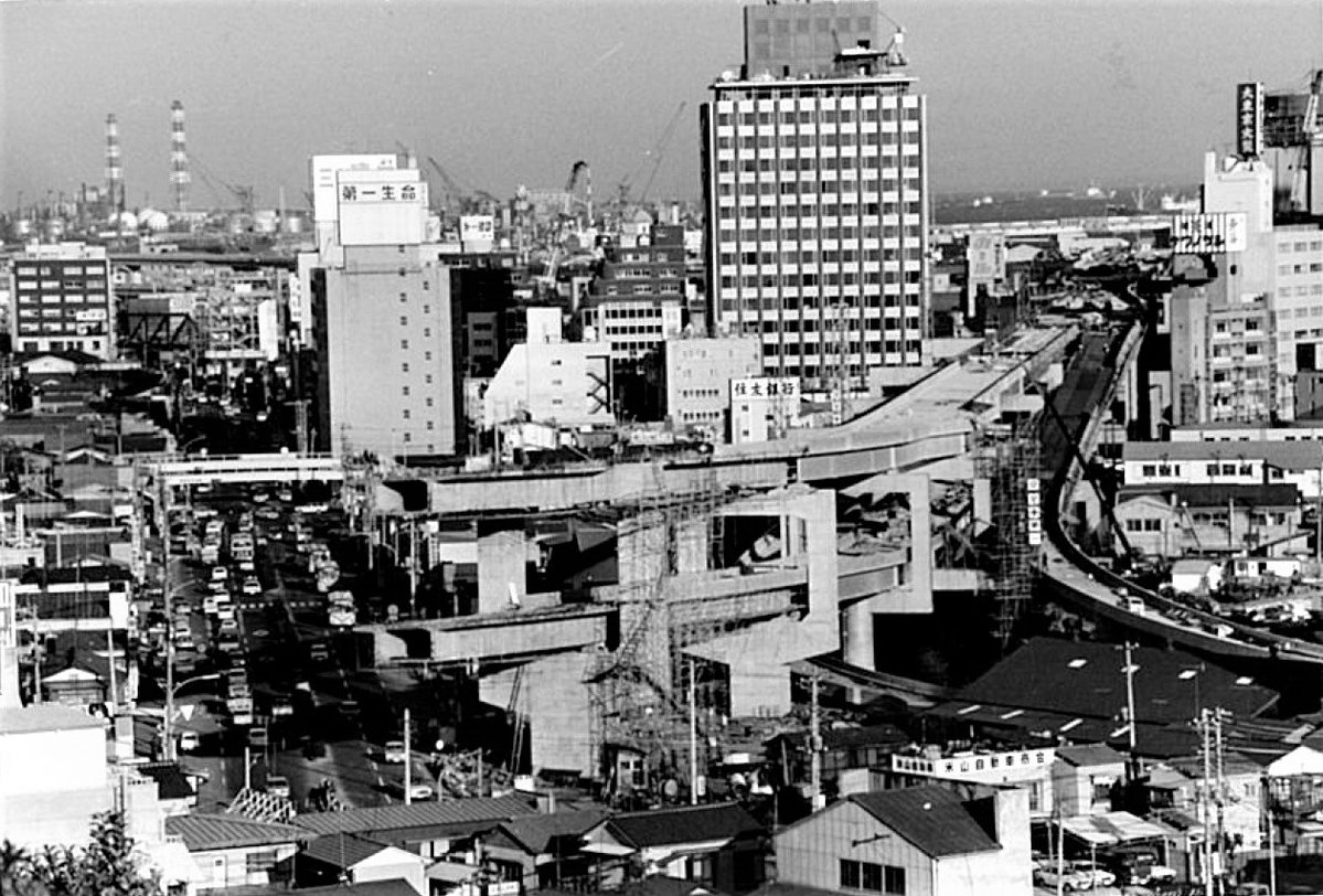 【昭和の横浜】54年前、昭和47年3月の #横浜駅 西口付近です(公文書館収蔵の現・かながわ県民センター建築写真から)。周りには低い建物が多く、#鶴屋町 3丁目の交差点も広々と感じられます。#首都高 三ツ沢線はまだ高架が繋がっていません。
今では県民センターも大きなビルに囲まれてしまいました。