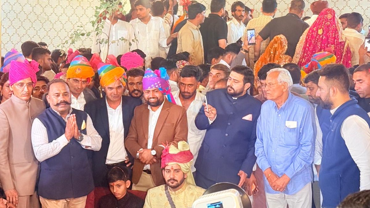 meelrajaram's tweet photo. लाडनूं विधायक मुकेश भाकर जी के विवाह समारोह में शामिल होकर उन्हें हार्दिक शुभकामनाएँ एवं मंगलकामनाएँ दीं।

उन्होंने मीणा समाज की बेटी से विवाह कर समाज में आपसी भाईचारे, सद्भावना और सामाजिक समरसता का एक सकारात्मक संदेश दिया है। ऐसे कदम समाज को जोड़ने और नई पीढ़ी को समानता, आपसी सम्मान और एकता के मार्ग पर आगे बढ़ने की प्रेरणा देते हैं।

समाज में ऐसे प्रेरणादायक उदाहरण आपसी रिश्तों को मजबूत करते हैं और विभिन्न समुदायों के बीच विश्वास व सौहार्द बढ़ाने का कार्य करते हैं।

ईश्वर से प्रार्थना है कि उनका वैवाहिक जीवन सुख, समृद्धि और खुशियों से परिपूर्ण रहे तथा वे जीवन में निरंतर प्रगति करें।