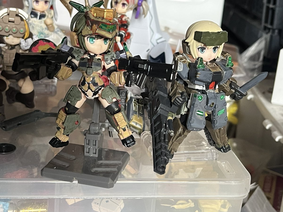 デスクトップアーミーΔ小隊
4機構成

・隊長機
轟雷デルタちゃん
戦場での作戦指揮継続の為装甲が強化されており、フライト兼レーダーユニットを装備することにより更なる強化が可能
・副隊長機
迅雷デルタちゃん
軽装備で敵陣を撹乱する事を主眼に置かれている。2丁のライフルとナイフが武器