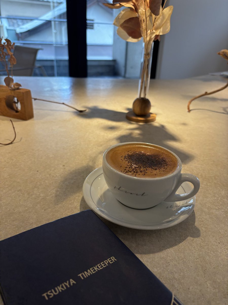 作業集中したら頭に血が昇ってのぼせてしまったので、カフェまで散歩&amp;休憩☕️

本はKindleより紙派です。