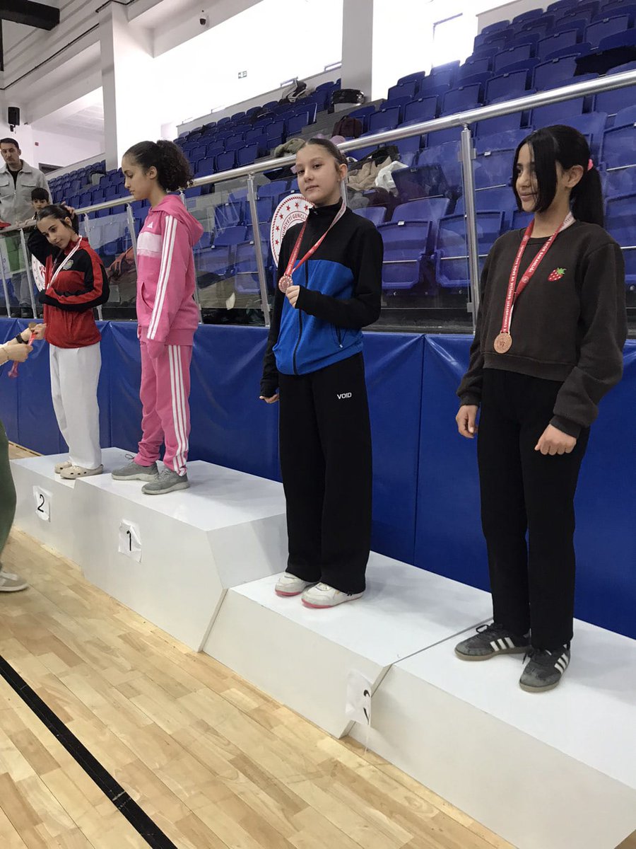 Smhboo21's tweet photo. Okullar arası karate şampiyonasında öğrencilerimizden  Ceren ÖNDER altın madalya, Beren su ÖNDER ise bronz madalya aldılar. Öğrencilerimizi tebrik eder başarılarının daim olmasını dileriz. @Diyarbakirmem @YenisehirMEM https://t.co/SHEtRVTabF