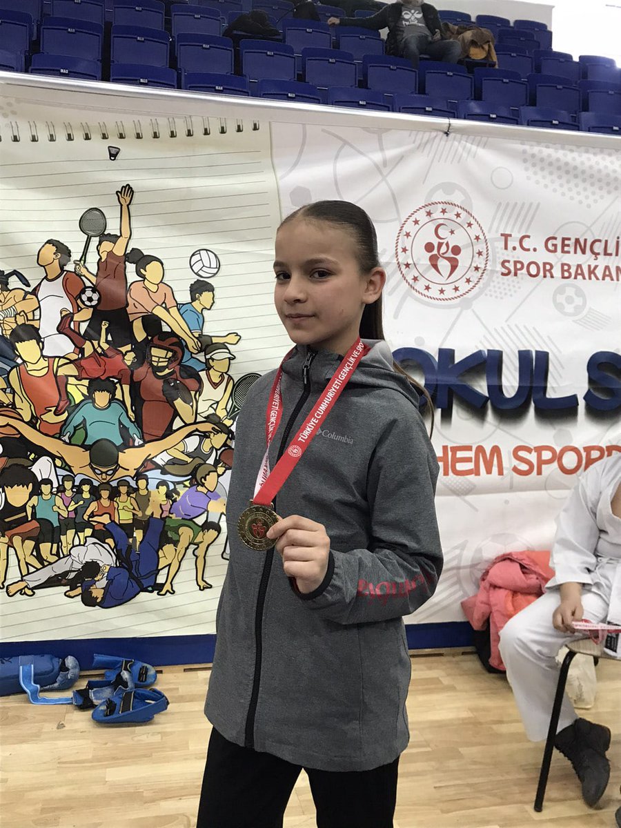 Smhboo21's tweet photo. Okullar arası karate şampiyonasında öğrencilerimizden  Ceren ÖNDER altın madalya, Beren su ÖNDER ise bronz madalya aldılar. Öğrencilerimizi tebrik eder başarılarının daim olmasını dileriz. @Diyarbakirmem @YenisehirMEM https://t.co/SHEtRVTabF