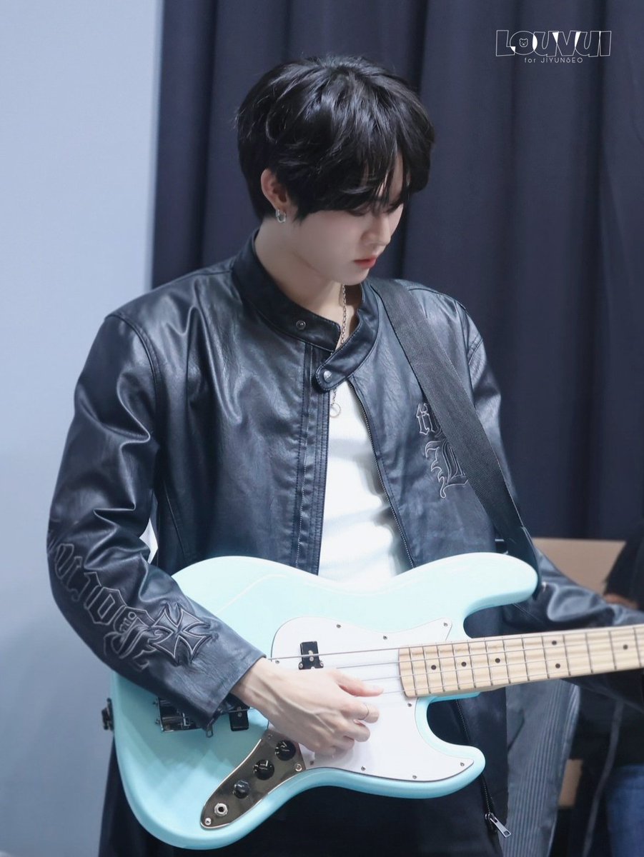 J1YUNSEO's tweet photo. 251122
🎸
#지윤서 #JIYUNSEO #ユンソ #チユンソ https://t.co/vFBbRMN7Hb