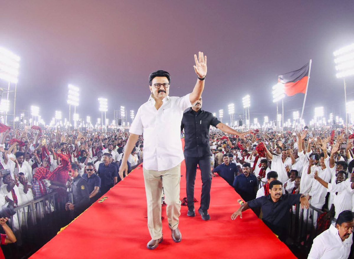 Thuyavan2002's tweet photo. ஒரு மாநாடு எப்படி நடத்தப்பட வேண்டும் என்பதை திமுக மாநாட்டைப் பார்த்து தெரிந்து கொள்ள வேண்டும் 

இல்லையெனில், கழக மாநாடுகளை நடத்துவதில் வல்லவர் மலைக்கோட்டை மன்னர் K.N.NEHRU அவர்களிடம் மாலை நேரத்தில் பயிற்சி வகுப்பாவது போக வேண்டும்

இதுவே சாட்சி
2026ல் மீண்டும் நமது ஆட்சி https://t.co/z72qTqbhkZ