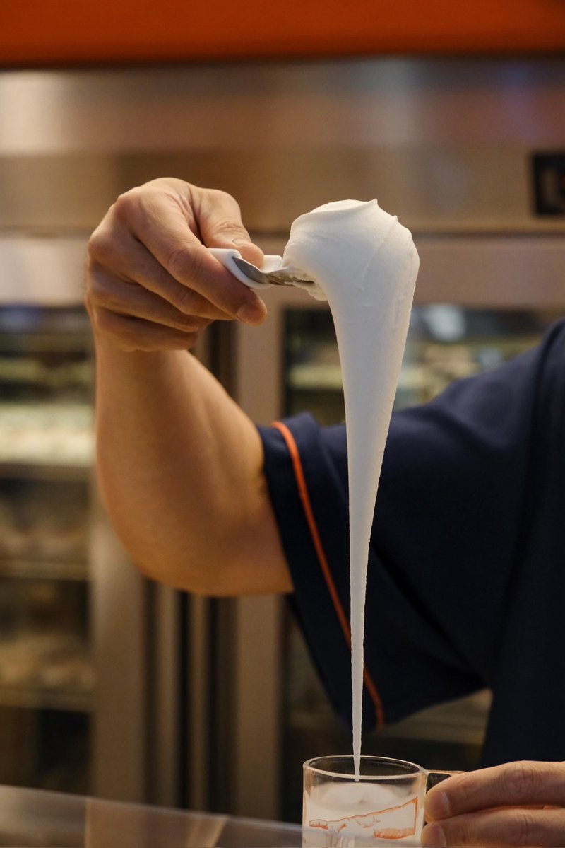 นอกจากเครื่องปั่นเจลาโต้ที่ทางร้านใช้จะหาซื้อไม่ได้แล้ว ไม่มีผลิตใหม่ เป็นรุ่นคลาสสิคโบราณอายุเกิน 100 ปีที่ต้องไปประมูลมา เพียงเพื่อจะทำ texture gelato ให้เป็นแบบ refined classic แบบที่หาทานได้ยากมาก ๆ ในโลก (พี่กฤษบอกว่าอาจจะมีอยู่แค่ไม่ถึง 5 ร้านในโลกแล้วตอนนี้)