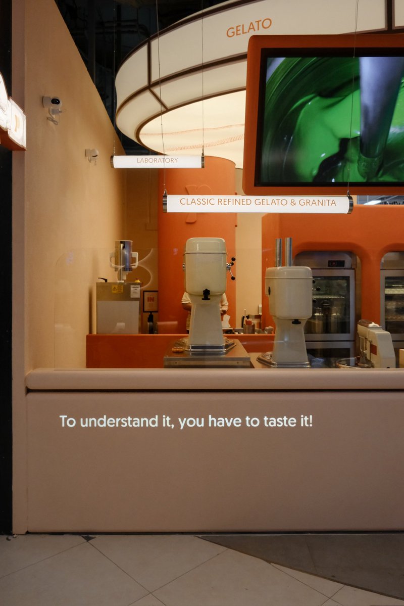 ทั้งตัววัตถุดิบเอง ใช้แบบนำเข้าเกรดพรีเมียม เจลาโต้ทุกรสไม่มีสารเสริมเติมแต่งใด ๆ เป็นรสชาติจากตัววัตถุดิบจริง ๆ กับน้ำตาลแท้ ทีเด็ดเลยคือตัว paste ถั่วสามตัว ที่กว่าจะออกมาเป็นเพสข้น ๆ สีมันเงากลิ่นหอมทะลุโสตประสาทแบบที่ไม่เคยเจอมาก่อนได้ ต้องใช้กระบวนการคั่ว-บ่ม-aged-พัก