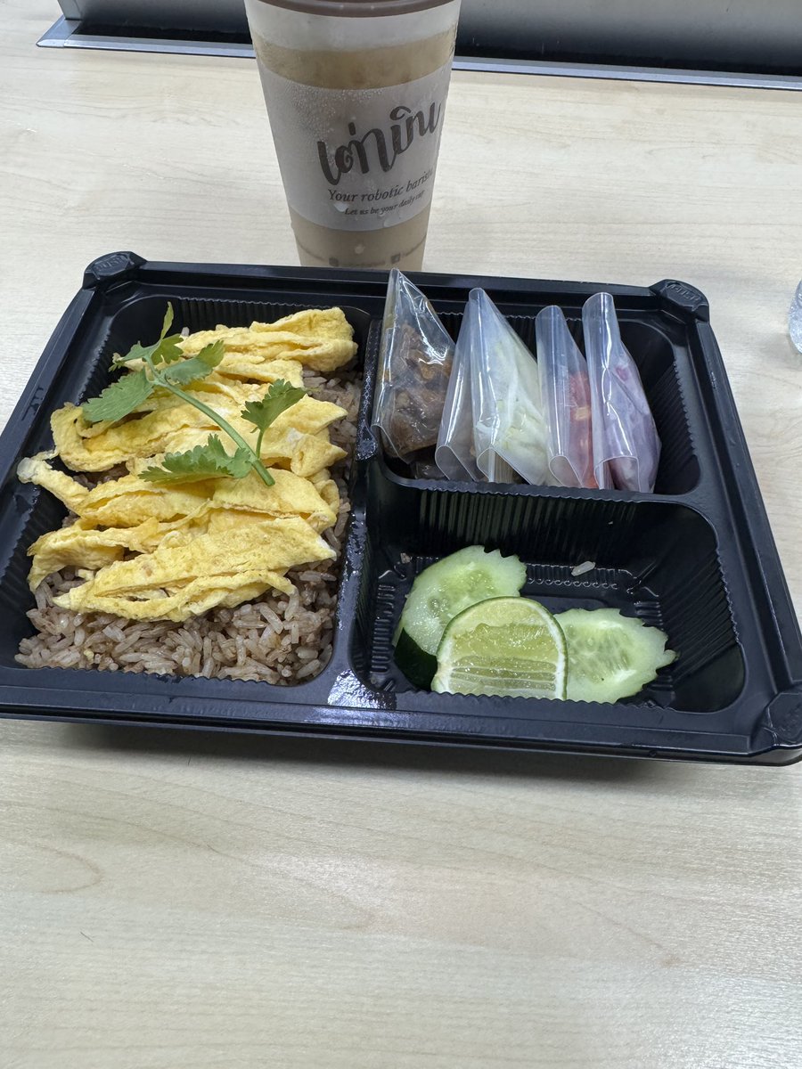 SR311_porsche's tweet image. デリバリーのカオクルックガピお客さんの会社で頂く🤤
プラケースの蓋ワンタッチで取れる日本のコンビニ弁当ケースより楽👍
#バンコク