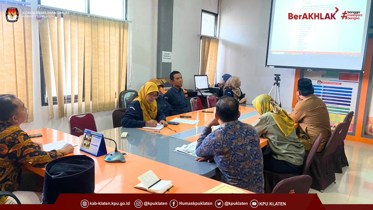 Segenap pimpinan dan staf yang bertugas, mengikuti kegiatan rapat pleno di Ruang GPP Kantor KPU Klaten pada Selasa (10/3). Rapat kali ini membahas sejumlah agenda penting, di antaranya laporan kinerja bulanan, tindak lanjut pengelolaan JDIH, serta agenda lain yang dipandang perlu