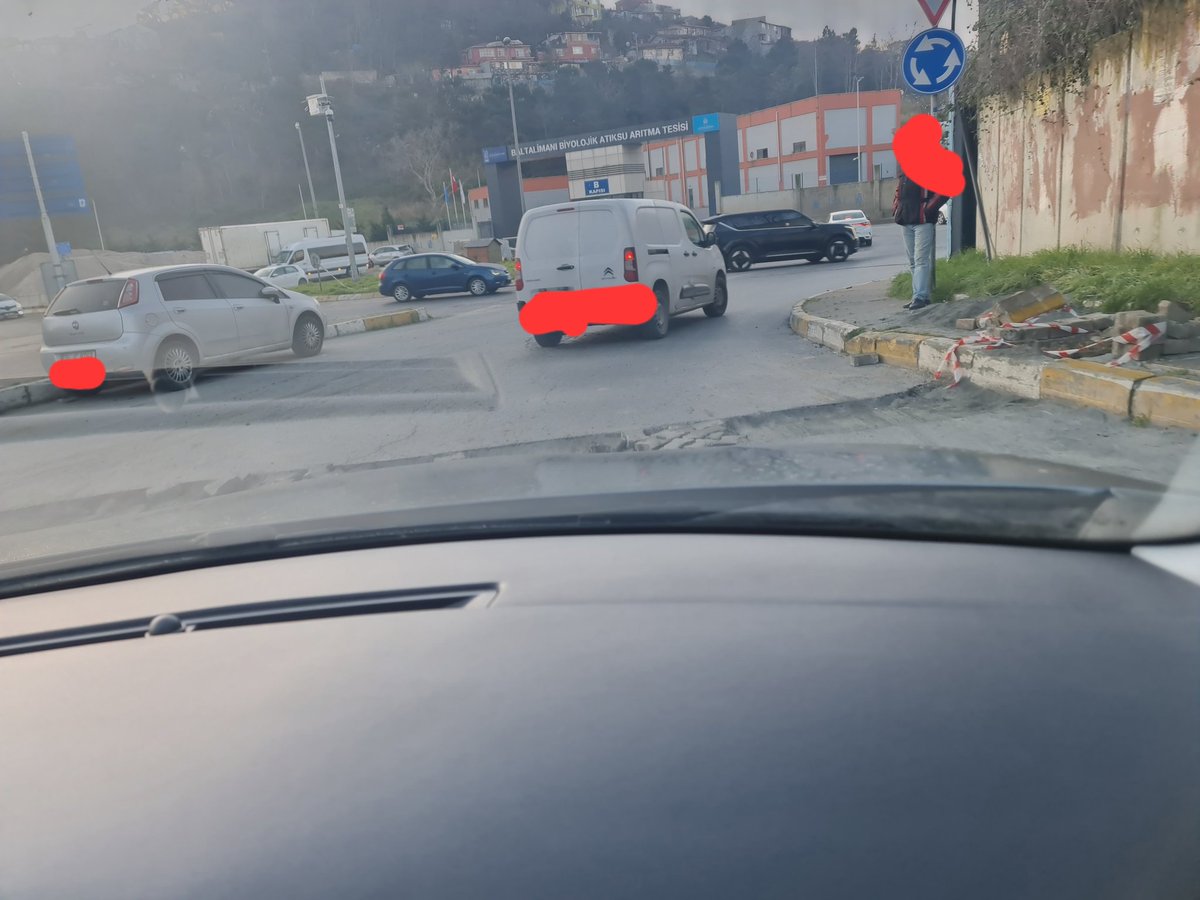 secmenturk's tweet photo. Sevgili @SariyerBelediye Yoldaki çukur yüzünden sabah 8'de trafikle işe geldim. Yol bu şekilde bırakılır mı? Kim bu sekilde bırakıyor yolları? Bir personel dahi görüp iletmiyor mu size? https://t.co/fFEAdjeAGZ
