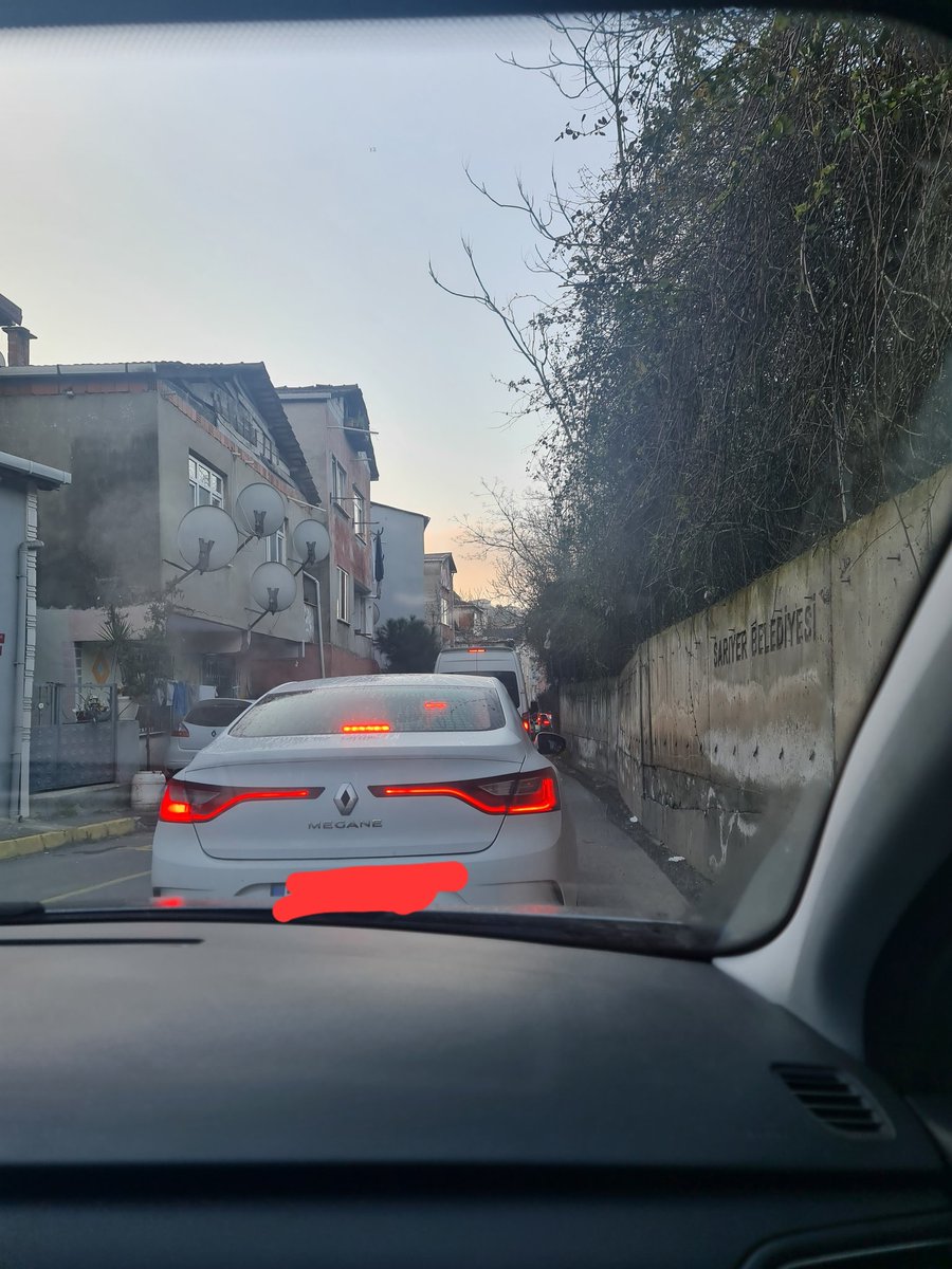 secmenturk's tweet photo. Sevgili @SariyerBelediye Yoldaki çukur yüzünden sabah 8'de trafikle işe geldim. Yol bu şekilde bırakılır mı? Kim bu sekilde bırakıyor yolları? Bir personel dahi görüp iletmiyor mu size? https://t.co/fFEAdjeAGZ