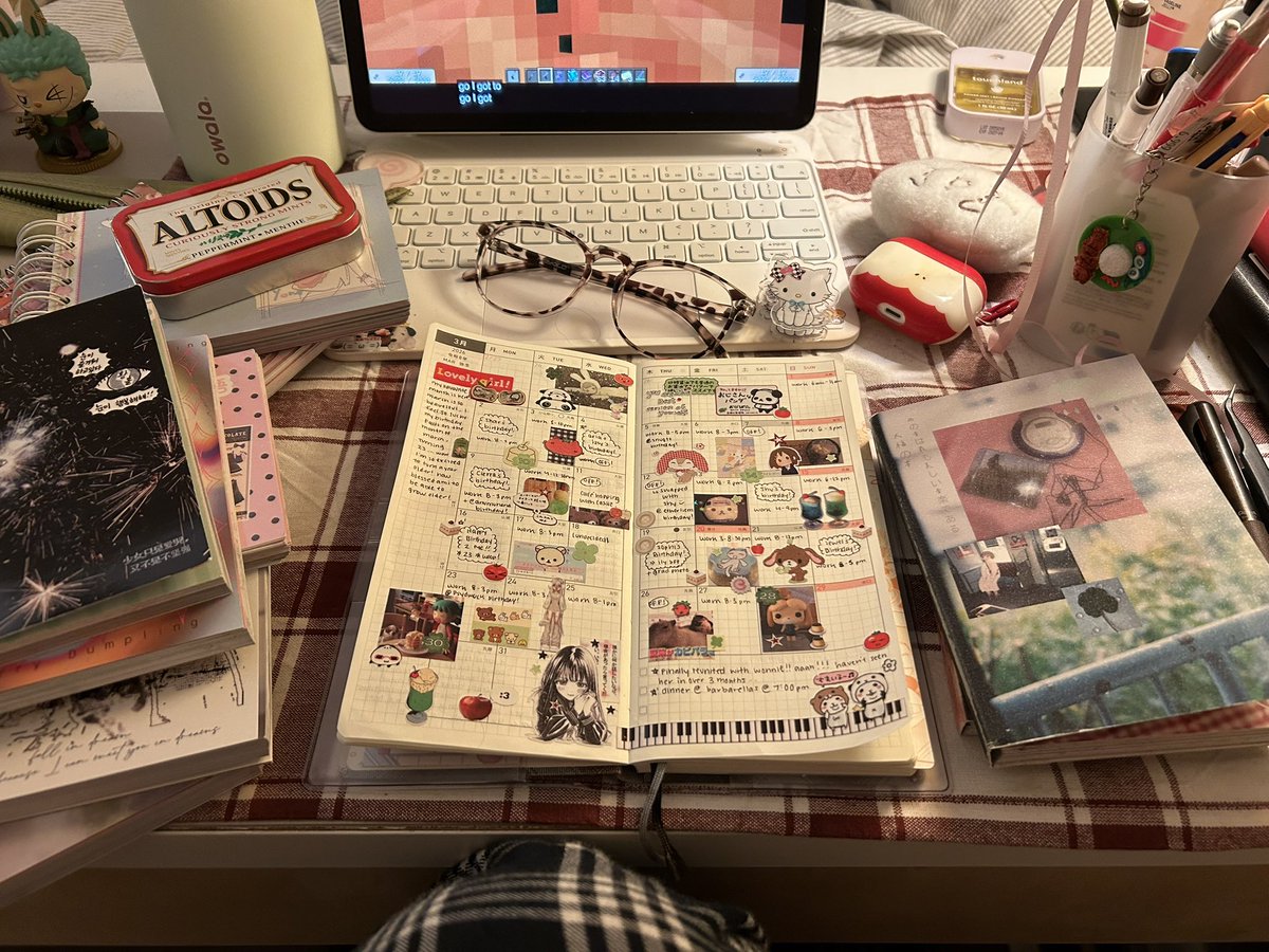 34rths's tweet image. Watching video essays on Minecraft while I indulge in more #MeTime