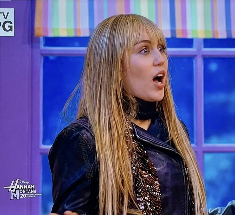 Miley’s reaction to seeing the Hannah Montana set for the first time since the show ended.