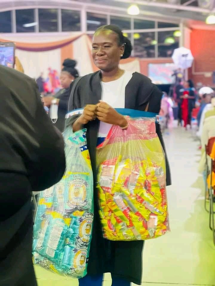 Mangosuthu University of Technology graduate Nosipho Ngidi broke down in tears while receiving her qualification. 

Known for selling sweets and chips on campus to support herself, she even carried the chips with her onto the stage.🔥🤌🤎