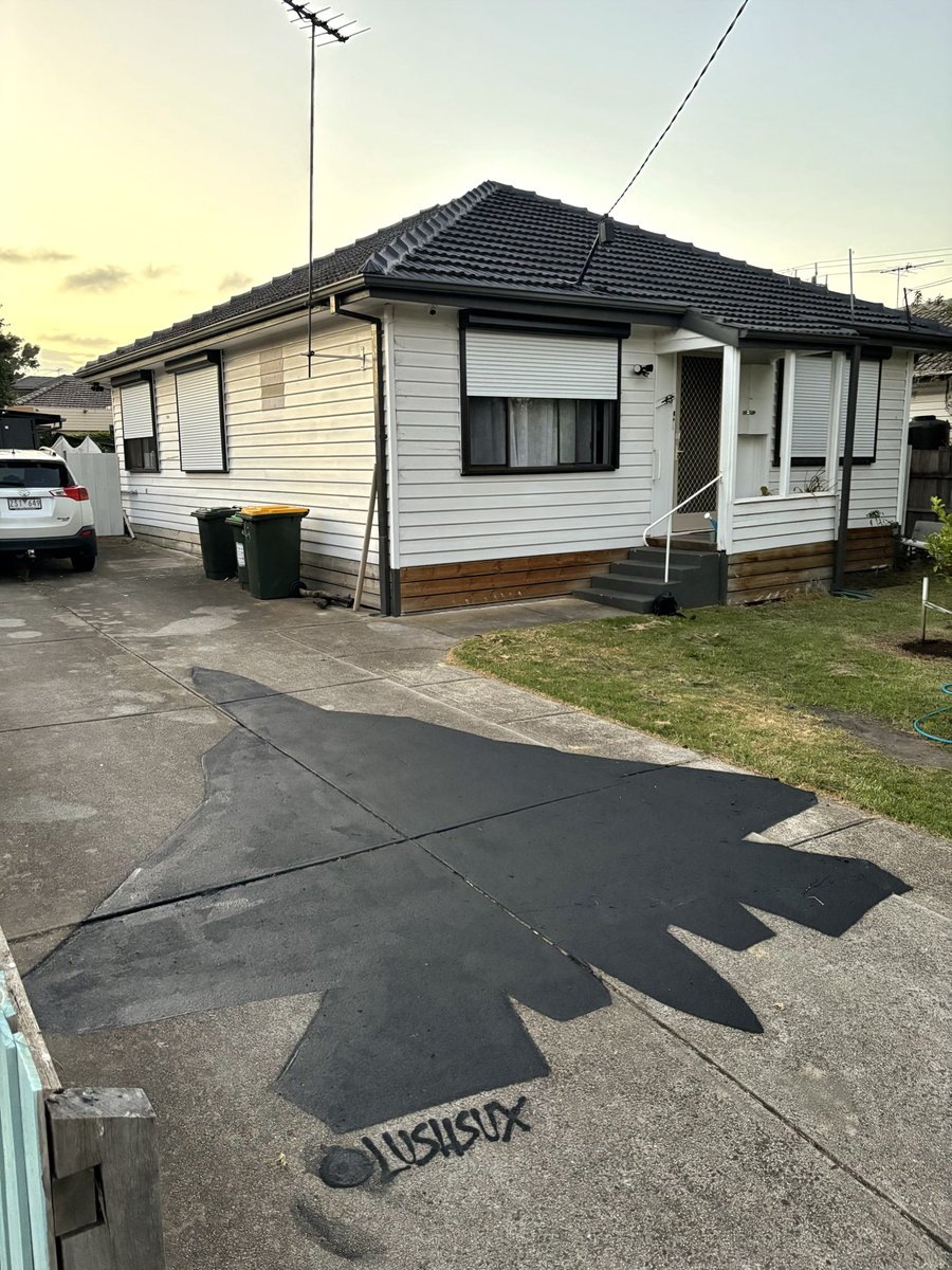 Netenyahu look!!!!!!!!! There is an Iranian fighter jet at my ex wifes house!