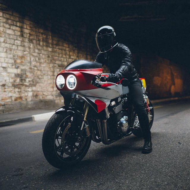 PutiMotor's tweet photo. '01 スズキ「GSX1400」を、🇫🇷Volpi Motorcycleがカスタマイズ。

1980〜1990年代のスズキ耐久レースバイクの美学へと戻すこと。

完成まで350時間、ボディパネルは全てアルミニウムから設計、成形、そして手作業で溶接。

https://t.co/av0IYkCM05 https://t.co/SDxZs6Sm6G