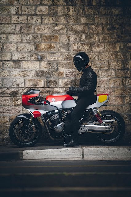 PutiMotor's tweet photo. '01 スズキ「GSX1400」を、🇫🇷Volpi Motorcycleがカスタマイズ。

1980〜1990年代のスズキ耐久レースバイクの美学へと戻すこと。

完成まで350時間、ボディパネルは全てアルミニウムから設計、成形、そして手作業で溶接。

https://t.co/av0IYkCM05 https://t.co/SDxZs6Sm6G