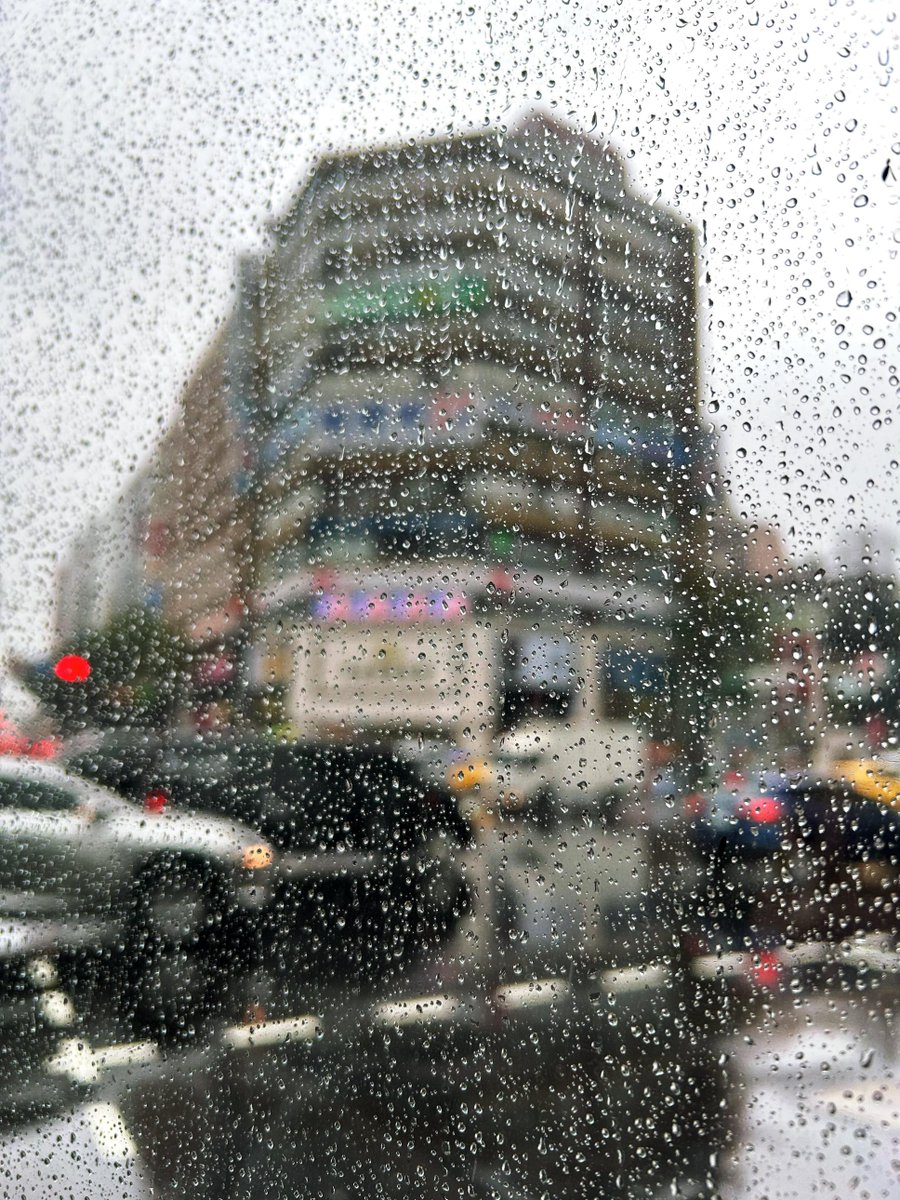 Isabella_Gentle's tweet photo. 窓の外の雨滴が一滴一滴と積もり、部屋の中の湿気はあなたを��している記憶を保存しているようです。雨が止まらないでほしいと思います。 #台北 https://t.co/VpJIvya0tR