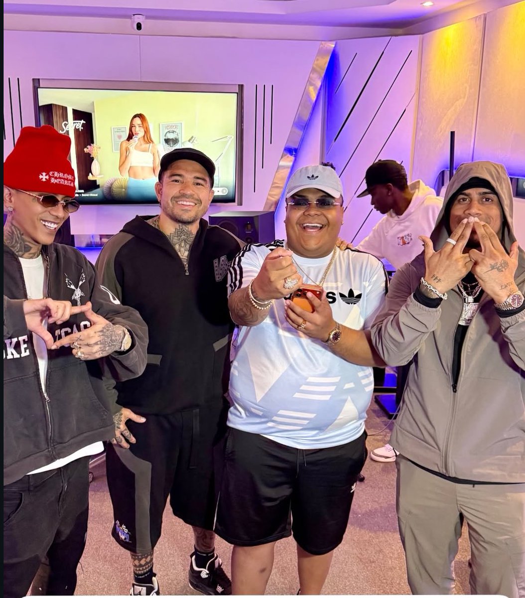 danielaher48813's tweet photo. Vamos a responderte,tu q estabas haciendo fiesta x el contacto de dimeloking y J🥴y q según si Michael pisaba 🇨🇴 lo mataban vivo, allá esta con belosmaki, ahí te dejo en las aguas q se mueve😅🤭jaja att una colombiana😘🦍🤎🚀#lacasadealofoke2 https://t.co/AWpOcxifqm