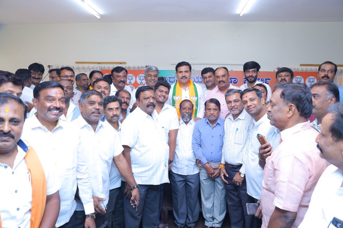 BYVijayendra's tweet photo. ರಾಜ್ಯದಲ್ಲಿ ನಮ್ಮ ಪಕ್ಷವನ್ನು ಕಟ್ಟಿ ಬೆಳೆಸಿದ ಹಿರಿಯ ನಾಯಕ, ಸಂಘಟನಾ ಚತುರ ದಿ. ಶ್ರೀ ಭಾವೂರಾವ್ ದೇಶಪಾಂಡೆ ಅವರ ಜಯಂತಿ ಪ್ರಯುಕ್ತ ಇಂದು ಬೆಂಗಳೂರಿನ ಪಕ್ಷದ ನಗರ ಕೇಂದ್ರ ಕಚೇರಿಯ ಭಾವೂರಾವ್ ದೇಶಪಾಂಡೆ ಭವನದಲ್ಲಿ ಆ ಮಹಾನ್ ಚೇತನಕ್ಕೆ ಪುಷ್ಪಾಂಜಲಿ ಹಾಗೂ ನುಡಿನಮನಗಳನ್ನು ಸಲ್ಲಿಸಲಾಯಿತು.

ಸಂಘದ ಪ್ರಚಾರಕರಾಗಿ ಸಮಾಜ ಸೇವೆಗೆ ತಮ್ಮ ಜೀವನವನ್ನೇ ಸಮರ್ಪಿಸಿದ ಅವರು, ಜನಸಂಘ, ನಂತರ ಬಿಜೆಪಿ ಪಕ್ಷವನ್ನು ಕಟ್ಟಿದ ಆಧಾರ ಶಕ್ತಿ. ಅವರ ಜೀವನ ಮತ್ತು ಸಾಧನೆಗಳು ಪಕ್ಷದ ಪ್ರತಿಯೊಬ್ಬ ಕಾರ್ಯಕರ್ತನಿಗೂ ಆದರ್ಶಪ್ರಾಯ.

ಈ ಸಂದರ್ಭದಲ್ಲಿ ಜಿಲ್ಲಾಧ್ಯಕ್ಷರುಗಳಾದ ಶ್ರೀ ಎಸ್.ಹರೀಶ್, ಶ್ರೀ ಸಪ್ತಗಿರಿ ಗೌಡ 
ಪ್ರಧಾನ ಕಾರ್ಯದರ್ಶಿ ಶ್ರೀ ಗೌತಮ್ ಕುಮಾರ್, ಪ್ರಮುಖರಾದ ಶ್ರೀ ಆರ್.ರಾಘವೇಂದ್ರ ರಾವ್, ಶ್ರೀ ಸಿದ್ಧಲಿಂಗಯ್ಯ, ಉಪಾಧ್ಯಕ್ಷೆ ಶ್ರೀಮತಿ ಆಶಾ ರಾವ್, ಕಾರ್ಯದರ್ಶಿ ಶ್ರೀಮತಿ ಮಾಲಾ ದೇವಿ, ಮಹಿಳಾ ಮೋರ್ಚಾ ಅಧ್ಯಕ್ಷರಾದ ಶ್ರೀ ಮಂಜುಳಾ ದೇವಿ ಮತ್ತಿತರರು ಉಪಸ್ಥಿತರಿದ್ದರು.