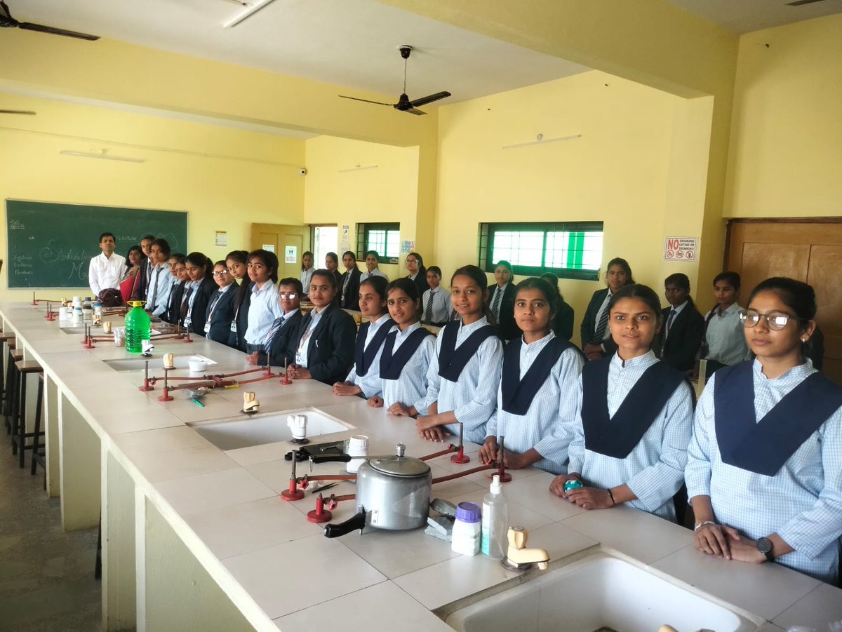 JyotiVigyan's tweet photo. The VJ scholars from JNV Rajgarh had an enriching experience during their KP Visit to Pragya Sagar College, Pachore under #VigyanJyoti Programme. They explored the Microbiology &amp; Biotechnology labs and engaged in insightful interactions with faculty members. #GirlsInScience #NVS https://t.co/2lSvcWWZ6m