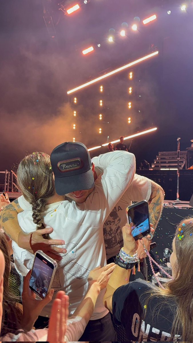 reddragonhead's tweet photo. @OneRepublic__FC When they played Marchin On in Copenhagen after I had requested it for 343 days❤️ and Ryan came down and gave me the biggest hug 🥰 https://t.co/PGrjNh2oet