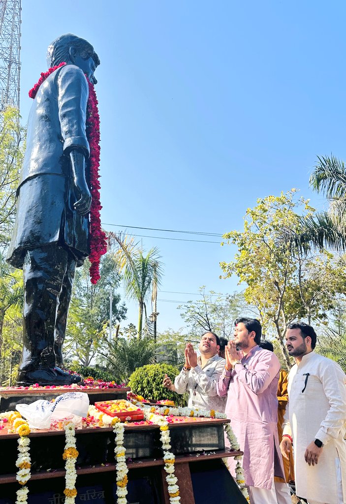 सेव, समर्पण और मानवता के प्रतिरूप, परम पूज्य बड़े महाराज की जन्म जयंती पर उन्हें कोटि-कोटि नमन। 🙏
<a href="/AScindia/">Mahanaaryaman Scindia</a>
 <a href="/JM_Scindia/">Jyotiraditya M. Scindia</a> <a href="/Officejmscindia/">Office Of JM Scindia</a>