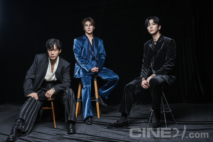 cine21_editor's tweet photo. "이전까지는 인물 개인의 투지가 다음 행보를 결정하는 서사를 주로 연기했다.  이번엔 오로지 타인의 마음에 감화돼 새 삶을 살아갈 결심을 굳히는 인물을 연기한다. 뮤지컬을 꽤 오래 했는데도 일형의 궤적은 전에 본 적 없이 신선하다." (배우 신성록)

🔗https://t.co/tYajFE4ZsZ https://t.co/Y85zarkrzM