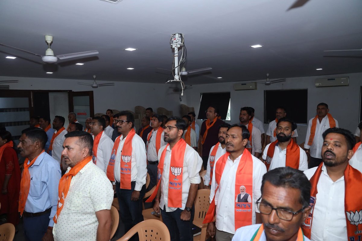 BJPNavsari_'s tweet photo. નવસારી જિલ્લા ભારતીય જનતા પાર્ટીના જિલ્લા કાર્યાલય કમલમ ખાતે નવસારી જિલ્લા ભાજપ ના યશસ્વી અધ્યક્ષ શ્રી ભુરાભાઈ શાહ સાહેબ ના અધ્યક્ષ સ્થાને નવસારી જીલ્લા ભાજપ ના નવનિયુક્ત પ્રભારી શ્રી શકરભાઈ આમલિયાજી નું સ્વાગત અને અભિવાદન સાથે પરિચય બેઠકનું આયોજન કરવામાં આવ્યું હતું!! https://t.co/EY06fg9iXN