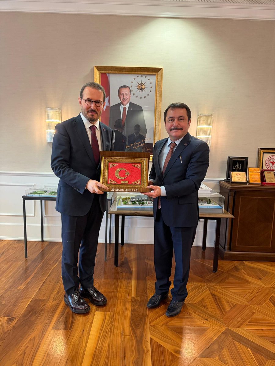 29MayisOkullari's tweet photo. 29 Mayıs Okulları Genel Müdürü Adem Doğan ve Eğitim Koordinatörü Esra Tunç Samsa, okulumuzun eski velilerinden olan Sağlık Bakan Yardımcısı Sayın Doç. Dr. Şuayip Birinci’yi makamında ziyaret etti. https://t.co/lpbvanLdns