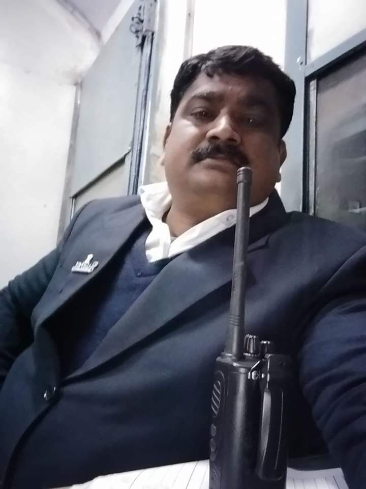 rnstudio111's tweet photo. सैल्यूट है झांसी के ट्रेन मैनेजर प्रवीण यादव को! 🫡🚊
​अपनी सूझबूझ से मालगाड़ी को रुकवाकर, समय पर अटैक पीड़ित यात्री को अस्पताल पहुँचाने में जो तत्परता दिखाई, वो काबिले तारीफ है। गर्व है कि भारतीय रेलवे में ऐसे जांबाज और संवेदनशील कर्मचारी हैं।
​धन्यवाद @DRM_Jhansi @RailMinIndia https://t.co/mOEvKzrWhr