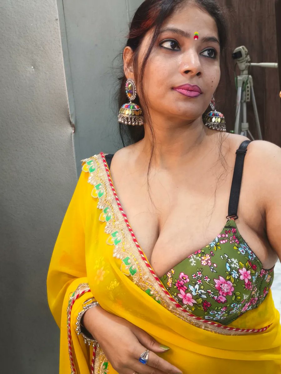 Aaryan_Jii's tweet photo. Why boys are more interested in Aunties. https://t.co/y9f34sLzaZ
