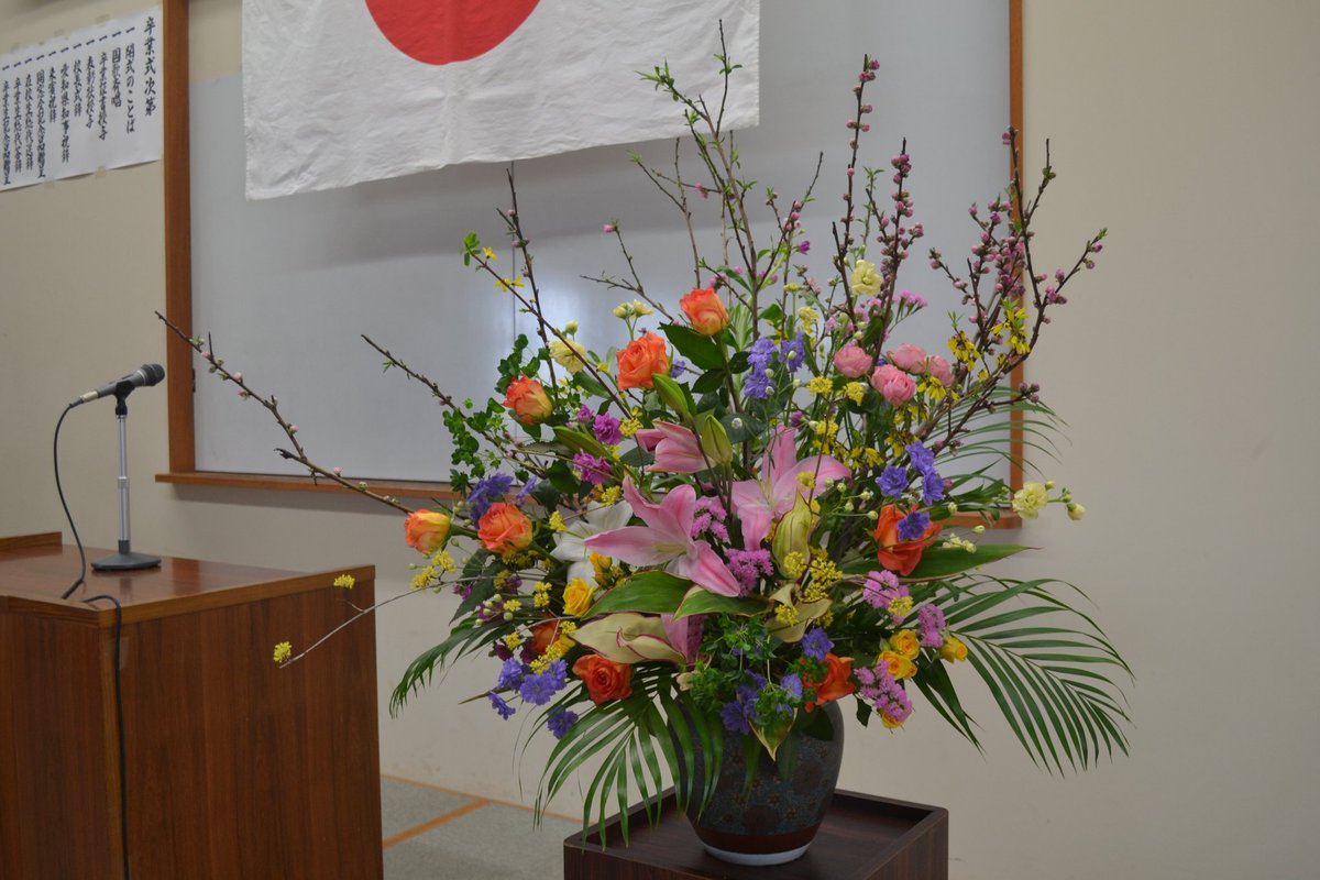 aichinoudai's tweet photo. ３月６日は卒業式でした🎓
皆、希望に満ちた表情で式典に臨み、農大で過ごした２年間の思い出を胸に巣立っていきました。
式典の後は卒業パーティーが開催され、専攻の先生も後輩も楽しそうに、また名残惜しそうに語らいあっていました🥲
ご卒業、おめでとうございます🎉

#農業大学校　#卒業式　#卒業 https://t.co/rYRiZvS9c6