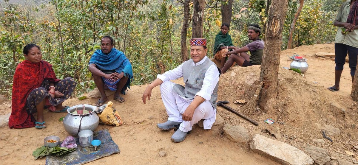 #रांची से निकल कर #गोइलकेरा की ओर प्रस्थान। मार्ग पर वनवासी समुदाय के बीच जलपान और वार्तालाप करते हुए।
लंबे समय के उपरांत भगवान बिरसा मुंडा जी की वीर भूमि पर आने का सौभाग्य मिला है।  
अभी गोलयकेरा छात्रावास का उदघाटन समारोह है, जल्द से जल्द छात्रावास को देखने के लिए मन लालायित है