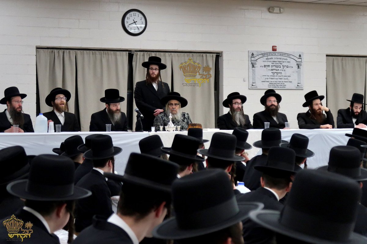HQSatmar's tweet photo. Satmar Grand Rebbe Aron led the 239th #Yahrtzeit seuda with the students of Yeshiva Kinyan Torah in #Monsey honoring the holy R'Elimelech of #Lizhensk (1717-1787) renowned author of the famous “Noam Elimeilech” and a founding Rebbe of the #Hasidic movement. His resting place is in #Leżajsk #Poland where thousands gathered to pray at his Tzion.