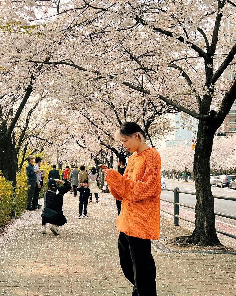 ชอบเซ็ตภาพน้องแบมอันนี้มาก หล่อน่ารักเหนือธรรมชาติ ฟิวพาแฟนเดินเล่นเลย คือดีย์~~ 
#BamBam