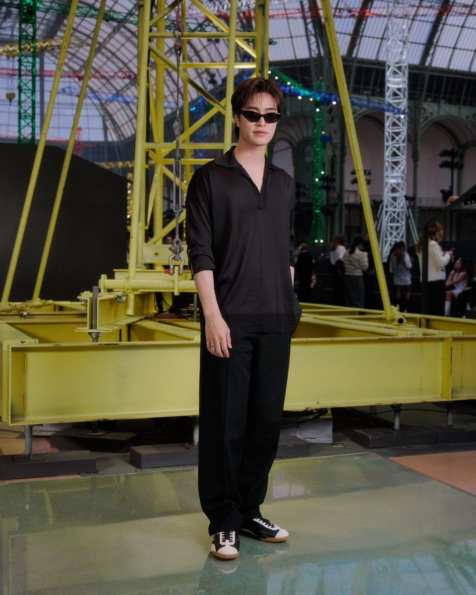 VogueThailand's tweet photo. #VogueFashionWeek เก็บตกภาพอย่างเป็นทางการของเหล่าแขกคนสำคัญในโชว์ CHANEL @CHANEL คอลเล็กชั่นฤดูใบไม้ร่วง/ฤดูหนาว 2026 ผลงานลำดับที่ 4 ของ Matthieu Blazy ณ กรองด์ ปาเลส์ ครั้งนี้แบรนด์แอมบาสเดอร์ตบเท้ากันเข้าร่วมหนาตาเช่นเคยนำโดย ‘Jennie’, ‘Go Youn-jong’ และ ‘Wang Yibo’ จากฝั่งเอเชีย รวมถึงแบรนด์แอมบาสเดอร์คนล่าสุดตัวแทนประเทศไทยอย่าง ‘เจมีไนน์-นรวิชญ์’ @gemini_ti พร้อมด้วย 2 สาวที่เดินทางมาปารีสแฟชั่นวีกครั้งแรกอย่าง ‘หมิว-ณัชชา’ @miunatshaa และ ‘ลีน่า-ลลินา’ @lena__lorena นอกจากนี้ยังมีเซเลบริตี้ระดับแนวหน้ามากมาย อาทิ ‘Olivia Dean’, ‘Margot Robbie’ และอีกหลายต่อหลายคนที่สะท้อนภูมิทัศน์เรื่องเซเลบริตี้ของเมซงได้อย่างหลากหลายและมีเอกลักษณ์ ติดตามชมภาพทั้งหมดได้แล้วที่ด้านล่างนี้เลย #CHANEL #CHANELFallWinter

สามารถชมอัลบั้มฉบับเต็มได้ที่ https://t.co/izCYxZOFXi

ภาพ: Courtesy of CHANEL