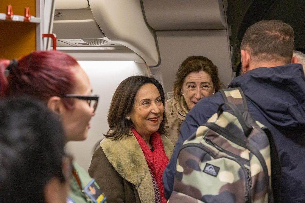 Defensagob's tweet photo. 🇪🇸Ya están en casa. 

✈️Un nuevo grupo de 250 españoles ha llegado esta noche, a bordo de un A330 del @EjercitoAire procedente desde Omán. 

🫡Gracias a todo el personal de nuestras Fuerzas Armadas que hace posible estas operaciones. https://t.co/ddldngjlhB