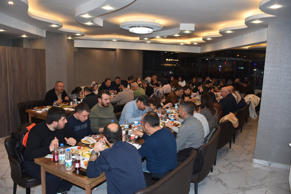 İftar Yemeğinde Bir Araya Geldik...
Enstitümüz, Ramazan ayının birlik ve beraberlik ruhunu paylaşmak amacıyla düzenlenen iftar programında bir araya geldi. Samimi bir ortamda gerçekleştirilen buluşmada kurum içi dayanışma ve mesai arkadaşlığı bağları bir kez daha pekiştirildi.