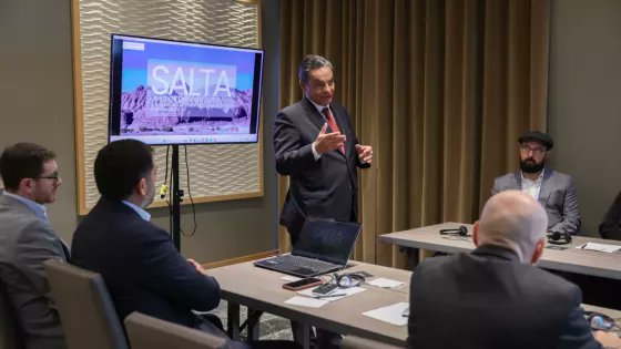 ➡️ Salta presentó su modelo minero ante inversores globales en Canadá

La provincia expuso su cartera de proyectos y las condiciones institucionales para el desarrollo de inversiones en el principal foro mundial de exploración y financiamiento minero

👉 bumnews.com.ar/salta-presento…