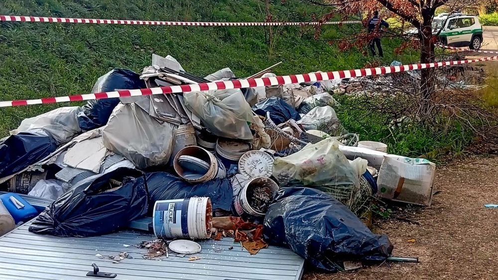 Caserta, discarica abusiva sequestrata nella cava Cocozza: Caserta – Materassi, pneumatici, scarti edili e arredi abbandonati tra le pareti di una cava… dlvr.it/TRPWdK