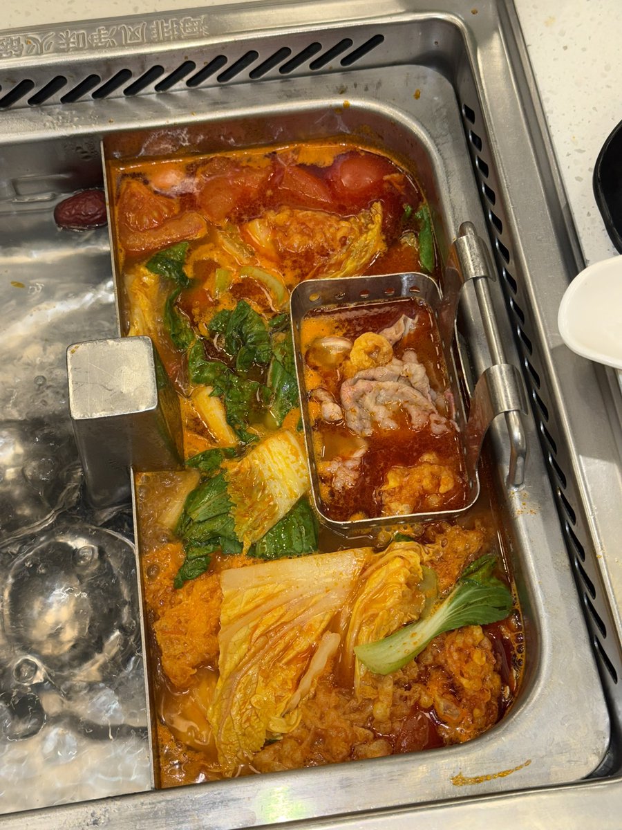 BBERRY_V's tweet photo. 하이디라오 가서 꼭 먹어야 하는 거

-토마토탕에 계란풀어서 먹기
-육수 진해지면 토마토계란밥 만들어서 먹기
-소스바에서 초코케이크 한가득 가져와서 먹기⭐️⭐️⭐️⭐️⭐️(티라미수,말차있음)
-우유튀김먹기<<이번에새로나온신상인데존나맛있음바삭하고안에우유연유달달한게바삭달콤미친거ㅋ https://t.co/PbqkKTMzPz