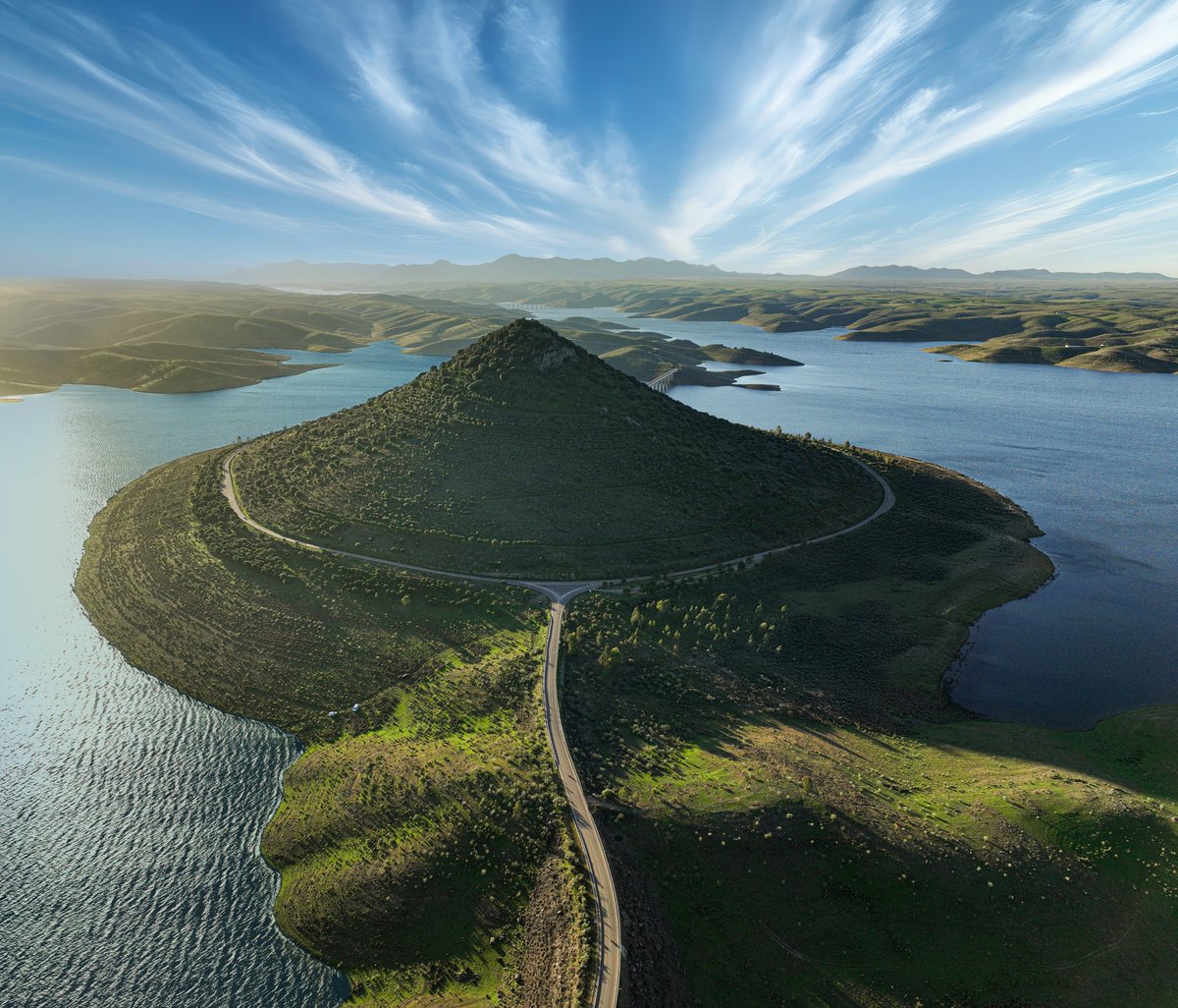 extremadura_tur's tweet photo. 2 planes si pasas por #LaSiberia:
🏰 Visitar #PueblaDeAlcocer con su castillo y el museo del Gigante Extremeño
🗻 Fotografiar el #CerroMasatrigo desde el mirador de #Galizuela y luego recorrerlo (es la rotonda más grande de Europa)
¿Qué te parecen los planes? 😉 https://t.co/UY0b1Qa2SY