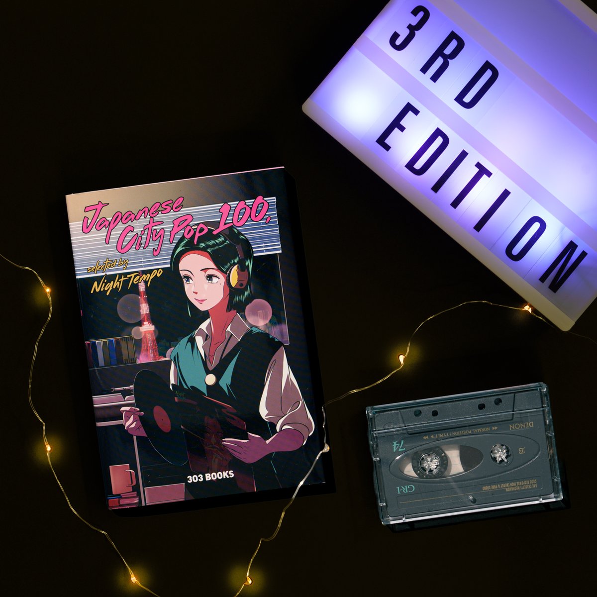 303_BOOKS's tweet photo. 📚️303BOOKSTOREでは『Japanese City Pop 100, selected by Night Tempo』を特典tree13のポストカード付きで販売中🎧🎶

https://t.co/Qv7HLe5VqU

うのきさんの #昭和100周年 ステッカーも付きます🥰
#nighttempo #tree13 #昭和

💐「さんまるさんマン」ステッカー付き。　送料無料✨
@nighttempo https://t.co/R0ka4vdqSW