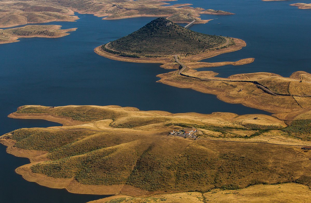 extremadura_tur's tweet photo. 2 planes si pasas por #LaSiberia:
🏰 Visitar #PueblaDeAlcocer con su castillo y el museo del Gigante Extremeño
🗻 Fotografiar el #CerroMasatrigo desde el mirador de #Galizuela y luego recorrerlo (es la rotonda más grande de Europa)
¿Qué te parecen los planes? 😉 https://t.co/UY0b1Qa2SY