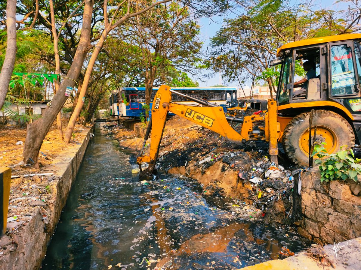 MC_Mahabubnagar's tweet photo. As part of the #PrajapalanaPragatiPranalika under #99DaysActionPlan program, a special sanitation drive 🧹♻️ was conducted today at the RTC Bus Stand in Division no. 60 under the #Mahabubnagar Municipal Corporation. 

The initiative was carried out in the presence of the Hon’ble Mayor @GummalaMamtha garu, ward corporators, municipal staff & 120+ enthusiastic volunteers 🤝 

The program focused on cleaning public spaces, creating awareness on hygiene, and encouraging citizens to keep their surroundings clean for a healthier and greener #Mahabubnagar 🌿🏙️

#SanitationDrive #CleanMahabubnagar #SwachhCity
#CommunityParticipation #swachhsurvekshan2025 #TelanganaRising2047 #TelanganaDevelopment #PeopleFirstGovernance
@RoopaMishra77 @SwachhBharatGov @SwachhBharat @MoHUA_India @palamuru @tksreedevi @cdmatelangana @Collector_MBNR @ACLB_MBNR @SBMU_Telangana @ecowarriorind