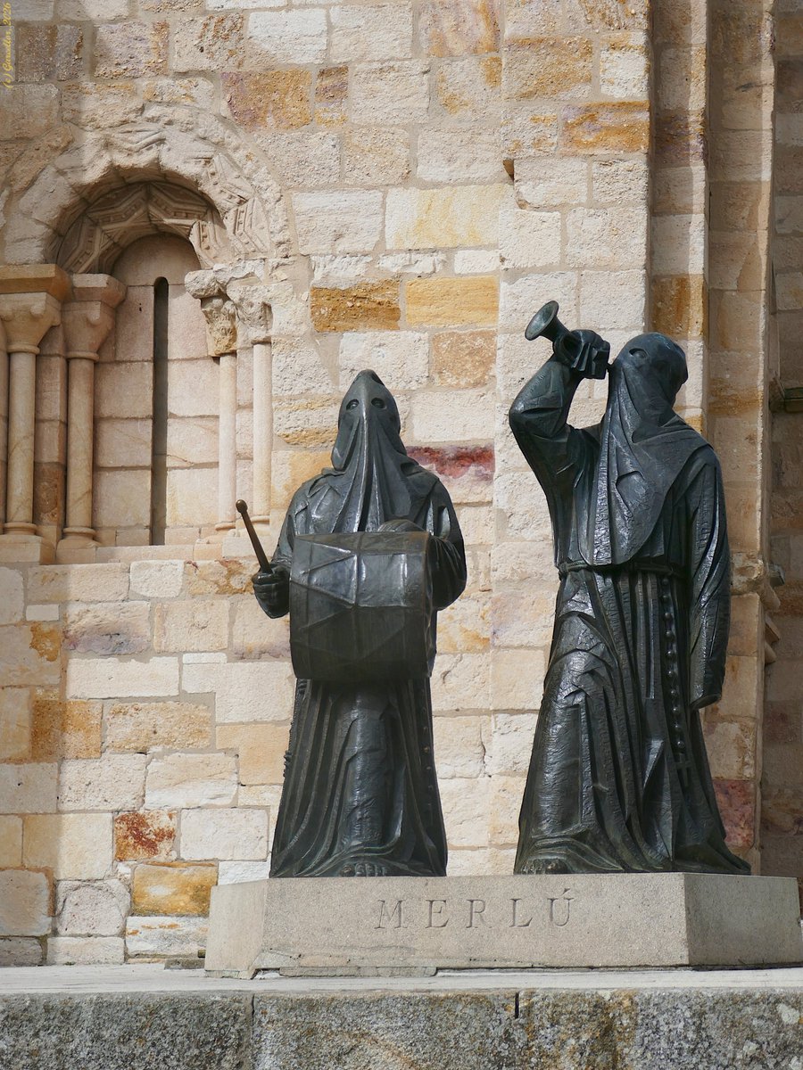 LorenzoGarciaCe's tweet image. Monumento a El Merlú.  Plaza Mayor de Zamora, España. Marzo de 2026.

#garcellor #elmerlu #merlu #semanasanta #escultura #zamora #castillayleon