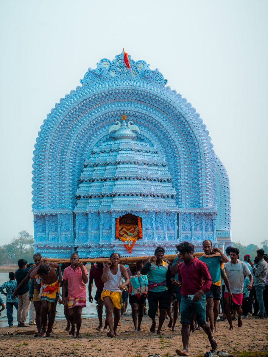 sambitswaraj's tweet photo. ପୁରୀ ଲୋକସଭା ଅନ୍ତର୍ଗତ ଚିଲିକା ହ୍ରଦ କୂଳରେ ଥିବା ମାଳୁଦ ଗ୍ରାମରେ ପାଳିତ ପ୍ରସିଦ୍ଧ ଦୋଳ ମେଳନ ଏକ ଅଦ୍ଭୁତ ଏବଂ ଦିବ୍ୟ ଉତ୍ସବ ଅଟେ l

ଦୋଳ ମେଳନ ଓଡ଼ିଶାର ଏକ ବିଶିଷ୍ଟ ସାଂସ୍କୃତିକ ଓ ଆଧ୍ୟାତ୍ମିକ ପରମ୍ପରା, ଯାହା ହୋଲି ସମୟରେ ଅତ୍ୟନ୍ତ ଶ୍ରଦ୍ଧା ଓ ଉତ୍ସାହ ସହ ପାଳିତ ହୁଏ l ଏହି ପବିତ୍ର ଅବସରରେ ବିଭିନ୍ନ ଗ୍ରାମ ଓ ମନ୍ଦିରର ଦେବୀ-ଦେବତାଙ୍କୁ ବିଧିବିଧାନ ସହିତ ବର୍ଷକୁ ଗୋଟେଥର ଏକ ପବିତ୍ର ସ୍ଥାନରେ ଏକତ୍ର କରାଯାଏ l ଏହି ଅବସରରେ ଦେବୀ-ଦେବତାଙ୍କୁ ସୁନ୍ଦର ଦୋଳରେ ସୁସଜ୍ଜିତ କରି ଭକ୍ତମାନଙ୍କ ଦର୍ଶନ ପାଇଁ ଆଣାଯାଏ l

ଲୋକମାନ୍ୟତା ଅନୁସାରେ, ଏହି ଦିନ ସମସ୍ତ ଦେବୀ-ଦେବତାଙ୍କ ଏକ ସ୍ଥାନରେ ମିଳନ ହୋଇଥାଏ ଏବଂ ତାଙ୍କର ଦିବ୍ୟ ସ୍ନେହ ଓ ମିତ୍ରତାର ବନ୍ଧନକୁ ପୁନଃ ସୁଦୃଢ଼ କରନ୍ତି l ଏହି ଅଦ୍ଭୁତ ଦୃଶ୍ୟ ଶ୍ରଦ୍ଧା, ଭକ୍ତି ଓ ଲୋକ ଆସ୍ଥାରେ ପୂର୍ଣ୍ଣ ଥାଏ l

ଏହି ସୁନ୍ଦର ପରମ୍ପରା ପୁରୀ ଅଞ୍ଚଳର ସମୃଦ୍ଧ ଆଧ୍ୟାତ୍ମିକ ଐତିହ୍ୟକୁ ପ୍ରକାଶ କରେ ଏବଂ ଗ୍ରାମୀଣ ପୁରୀର ସଜୀବ ସାଂସ୍କୃତିକ ଜୀବନ ସହିତ ଲୋକମାନଙ୍କ ମଧ୍ୟରେ ଥିବା ଗଭୀର ଏକତାର ସୁନ୍ଦର ଝଲକ ମଧ୍ୟ ପ୍ରଦର୍ଶନ କରେ l

#DolaMelan #Chilika #Puri #Odisha