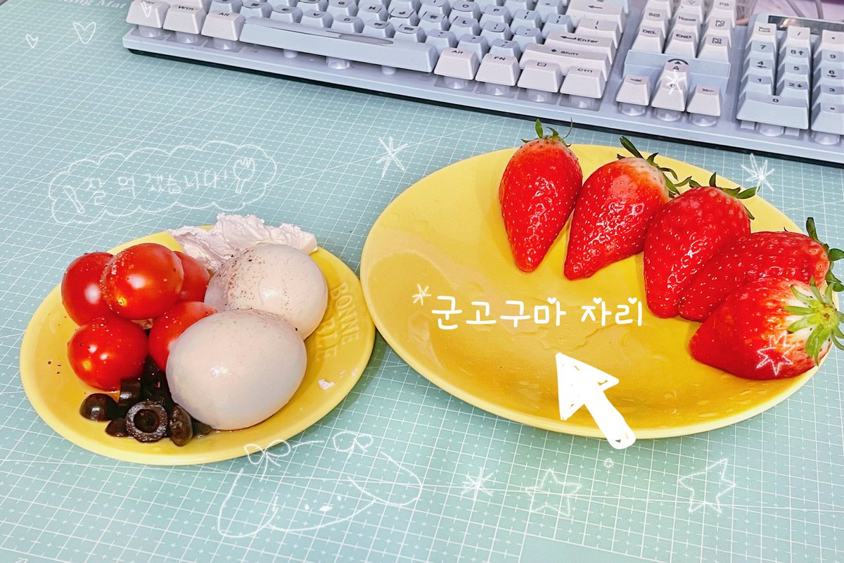 TaoziV's tweet photo. ₓ˖*゜⋆｡
다이어트 식단은 아닌데 ✧*｡

요리만 하면 
부엌이 . .청소업체 광고사진용이 되어버려서
조리 필요없는것만 줍줍 

딸기가 예뻐서 기분이 좋아졌고

일상계를 만들었는데 
인스타도 본계도 까먹고 
일년째 업로드를 안하는걸 깨달은 나 . . .

ai로 쇼핑몰 자동화 시키느라 바빴는데 (사실)
이제 어느정도 자동화가 (안됨)
앞으로 야외촬영도 가고 (먼 미래)
이제 cs해방이된 (안됨)
.
.
미래의 나를 원한다 o̴̶̷᷄ ·̫ o̴̶̷̥᷅