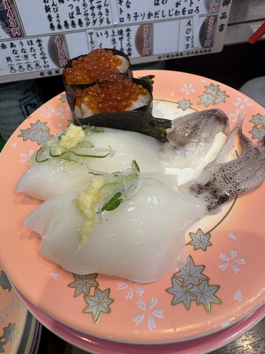 araichuu's tweet photo. 「元祖寿司の荻窪駅前店が明らかに他の支店より旨い」というネットの噂を信じて行ってみたんだけど本当だったわ。ニシンや寒鰤とか季節のネタは同価格帯の他店を大きく超えている。なぜこんなに旨いのか、そしてなぜこの旨さなのに空いているのか。ちなみに16皿32カン食べて3500円。値段もおかしい。 https://t.co/qE6RWMHIbS
