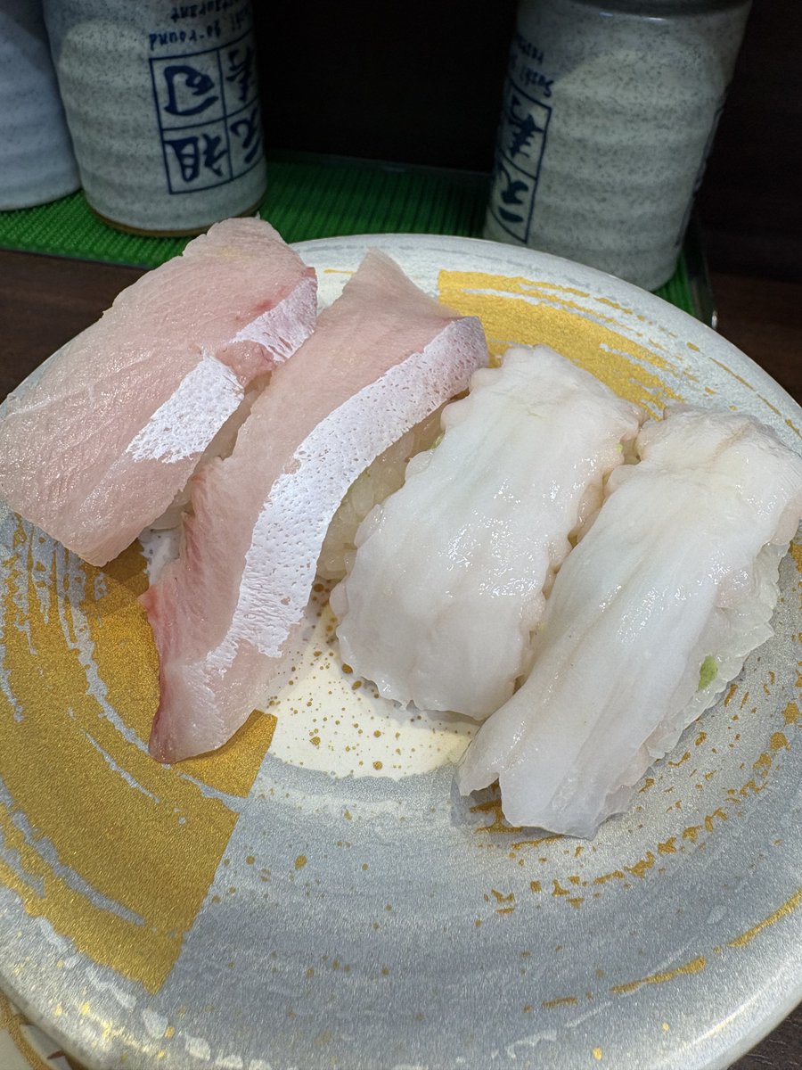 araichuu's tweet photo. 「元祖寿司の荻窪駅前店が明らかに他の支店より旨い」というネットの噂を信じて行ってみたんだけど本当だったわ。ニシンや寒鰤とか季節のネタは同価格帯の他店を大きく超えている。なぜこんなに旨いのか、そしてなぜこの旨さなのに空いているのか。ちなみに16皿32カン食べて3500円。値段もおかしい。 https://t.co/qE6RWMHIbS